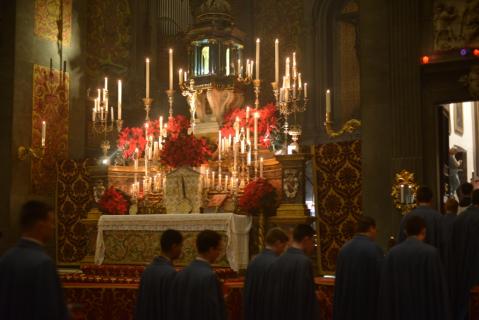Retour à la sacristie