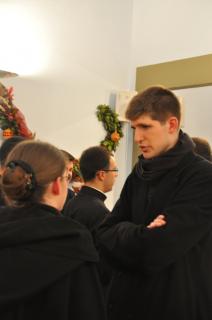 Un séminariste en discussion avec sa petite sur récemment entrée comme postulante chez les surs Adoratrices