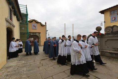 Les séminaristes se dirigent en procession vers la grande Crèche du séminaire