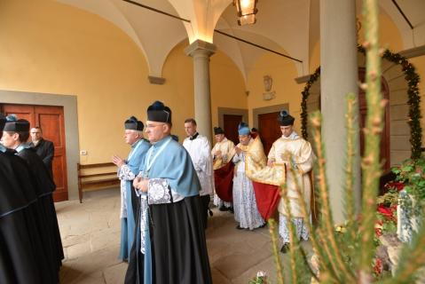La procession se rend à la chapelle pour la célébration de la Messe du jour de la Nativité