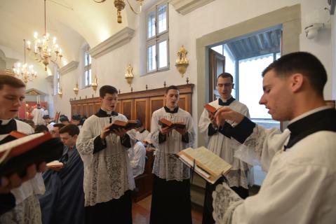 Le propre de la Messe est chanté par la schola des fêtes