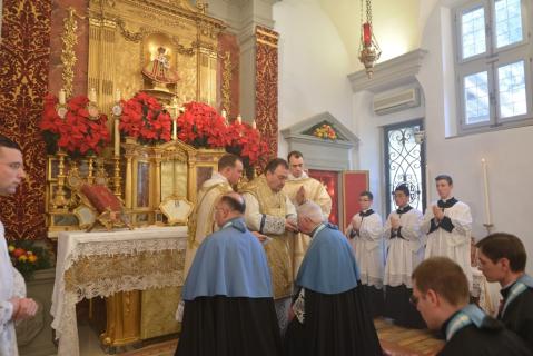 Vénération de la relique de la Crèche pendant que toute la communauté chante l&rsquo;<i>Adeste fideles</i>