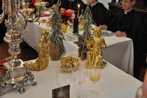 Les tables sont toutes décorées pour la circonstance. Ici, la Créche disposée sur la table des supérieurs.