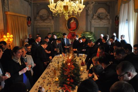 Après le déjeuner en musique, le café et le digestif, accompagnés de friandises, sont dégustés à la salle du Trône.