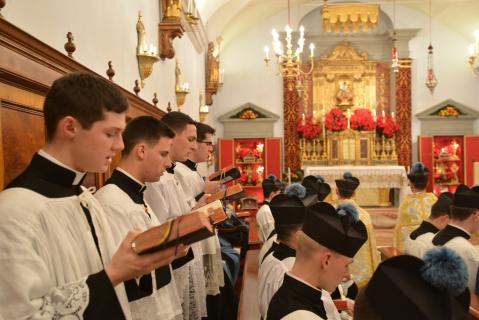 La psalmodie est alternée entre les quatre grands chantres et le chur