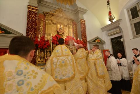Encensement de l&rsquo;autel pendant le chant du <i>Magnificat</i>