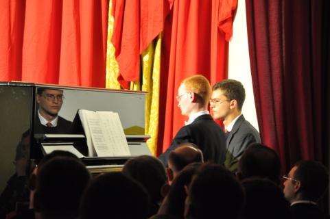 Il est accompagné au piano par un séminariste de première année