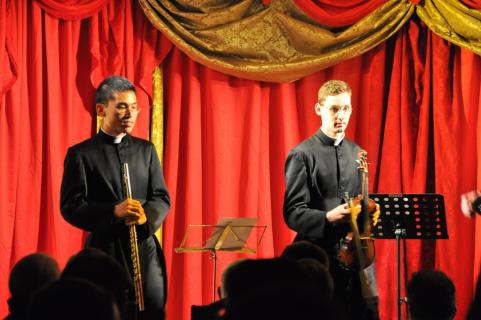 Des séminaristes proposent ensuite un trio de piano, flûte et violon intitulé <i>Badinage</i>, composé par César Cui.