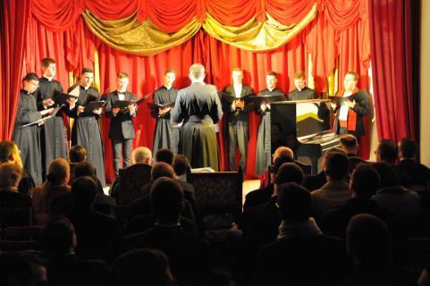 Après les instruments, place au chant, et pour commencer l&rsquo;<i>Ave Verum</i> et <i>O Magnum Mysterium</i> interprétés par une petite chorale polyphonique.