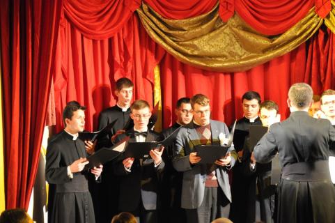 Une chorale élargie interprète ensuite des chants de Noël traditionnels provençaux et britanniques