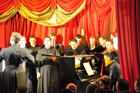 Elle est accompagnée d&rsquo;un pianiste
