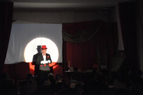 Après un apéritif, le spectacle commence, il est présenté par le chanoine Louis Poucin de Wouilt.