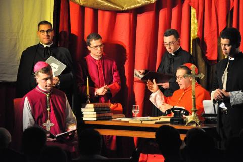 Les rideaux souvrent sur le bureau dun Cardinal. Un évêque est reçu en audience. Le Cardinal lentretient au sujet de Pie XII.
