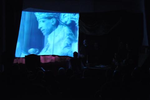 Les scènes jouées sont entrecoupées par la projection de vidéos historiques sur le pontificat de Pie XII