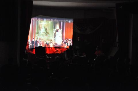 Une vidéo montrant une audience du Pape Pie XII est projetée