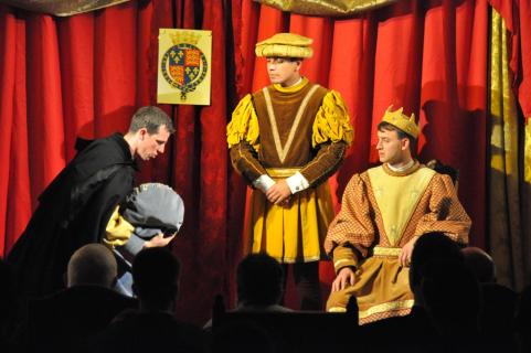 Le roi reçoit une ambassade du roi de France, Charles VI, en la personne de Montjoie.