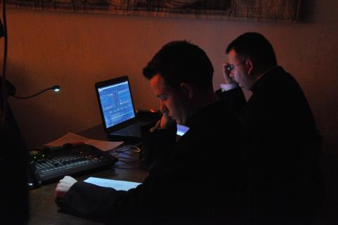 Deux séminaristes sont aux commandes du son et des lumières