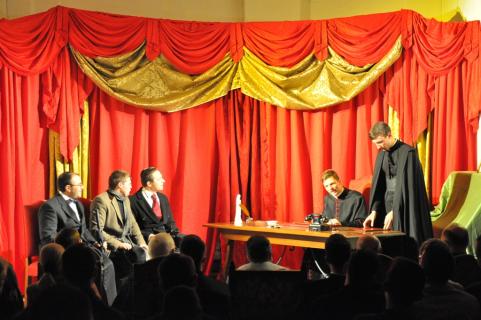 Troisième spectacle : une adaptation de la scène d&rsquo;ouverture du film <i>Don Camillo Monseigneur</i>