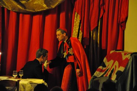 Cinquième spectacle : <i>Le Cardinal d&rsquo;Antan</i>, l&rsquo;histoire d&rsquo;un vieux Cardinal qui aime recevoir à sa table, mais qui en réalité est seul avec son Majordome car tous ses invités sont morts.