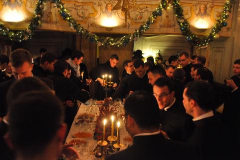 Après les concerts et avant les spectacles toute la communauté se retrouve au Petit Théâtre et au Salon des Saints Patrons autour d&rsquo;un apéritif