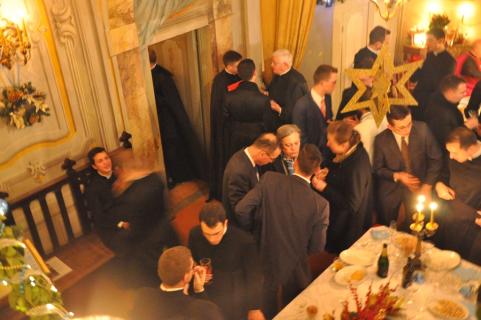Parmi nos hôtes présents cette année, la famille du chanoine Louis Poucin de Wouilt, hôtelier du séminaire et préfet de l&rsquo;année de spiritualité.