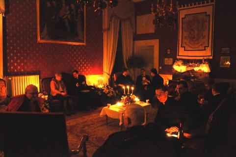 Après les spectacles, la soirée ne fait que commencer puisque tous, supérieurs, chanoines, hôtes et séminaristes goûtent au grand buffet de Noël ! 