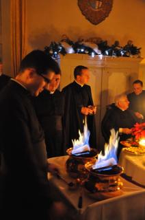 Le Krabambuli est une autre tradition du séminaire, d&rsquo;origine autrichienne. Il s&rsquo;agit d&rsquo;un vin chaud aux nombreux aromates au-dessus duquel on fait flamber un pain de sucre.