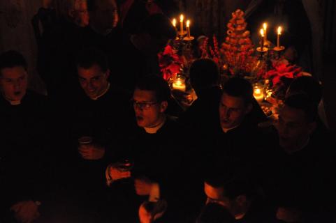 Après le Krabambouli, d&rsquo;autres chants sont repris en chur par les séminaristes.
