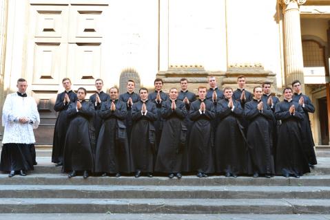 Les nouveaux abbés attendent devant les portes de l&rsquo;église