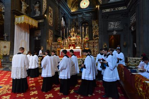 La sainte Messe suit la cérémonie