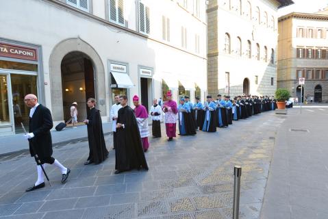 Entrée de S.Exc.R. Mgr Meini et du clergé