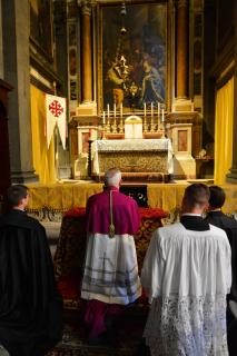 Le pontife se recueille devant le Saint Sacrement