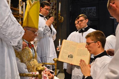 Imposition du surplis : induat te Dominus novum hominem