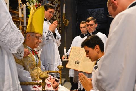 Imposition du surplis : induat te Dominus novum hominem