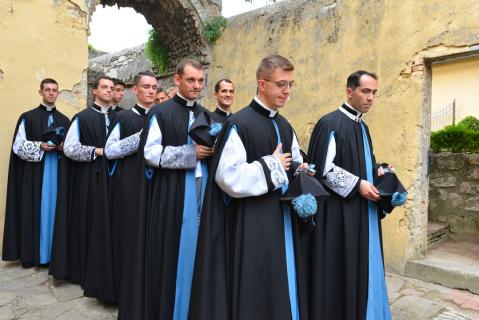 Les futurs prêtres portent le manteau en attendant de recevoir le camail 