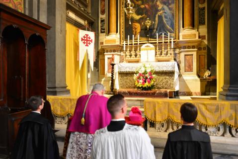 S.Exc.R. Mgr Finn devant le Saint Sacrement