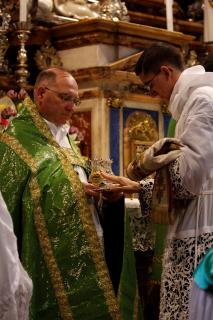 L&rsquo;archidiacre présente les burettes aux sous-diacres