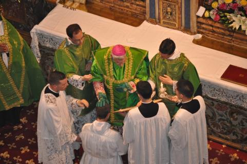 L&rsquo;évêque impose la main en disant : Recevez l&rsquo;Esprit Saint qui donne la force, afin de résister au démon et à ses tentations au nom du Seigneur.
