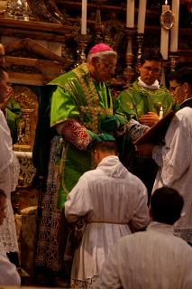 L&rsquo;évêque impose la main en disant : Recevez l&rsquo;Esprit Saint qui donne la force, afin de résister au démon et à ses tentations au nom du Seigneur.