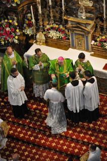 L&rsquo;évêque impose la main en disant : Recevez l&rsquo;Esprit Saint qui donne la force, afin de résister au démon et à ses tentations au nom du Seigneur.