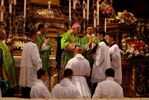 L&rsquo;évêque impose la main en disant : Recevez l&rsquo;Esprit Saint qui donne la force, afin de résister au démon et à ses tentations au nom du Seigneur.
