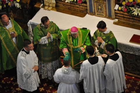 L&rsquo;évêque impose la main en disant : Recevez l&rsquo;Esprit Saint qui donne la force, afin de résister au démon et à ses tentations au nom du Seigneur.