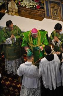 L&rsquo;évêque impose la main en disant : Recevez l&rsquo;Esprit Saint qui donne la force, afin de résister au démon et à ses tentations au nom du Seigneur.