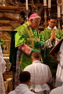 L&rsquo;évêque impose la main en disant : Recevez l&rsquo;Esprit Saint qui donne la force, afin de résister au démon et à ses tentations au nom du Seigneur.