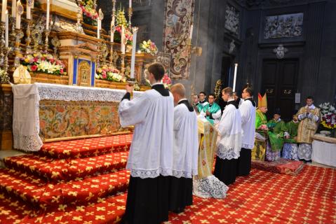 Prière avant la procession de l&rsquo;Evangile
