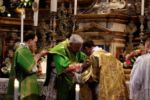 Un nouveau diacre baise l&rsquo;autel et reçoit la paix du Pontife
