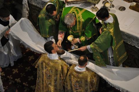 Les nouveaux ordonnés baisent l&rsquo;anneau de l&rsquo;évêque avant de recevoir la sainte communion