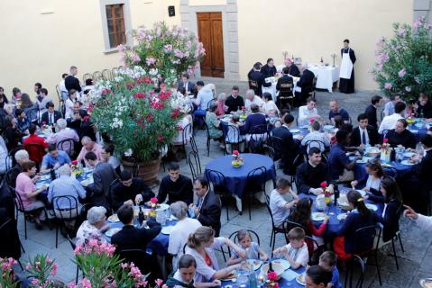 Chaque jour, les hôtes sont invités à déjeuner ou à dîner au séminaire : dans la cour intérieure du séminaire