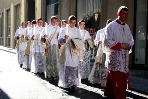 Entrée des futurs prêtres portant la chasuble sur le bras