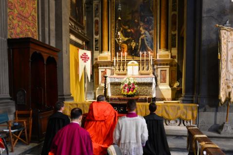 Le Cardinal se recueille devant le Saint Sacrement